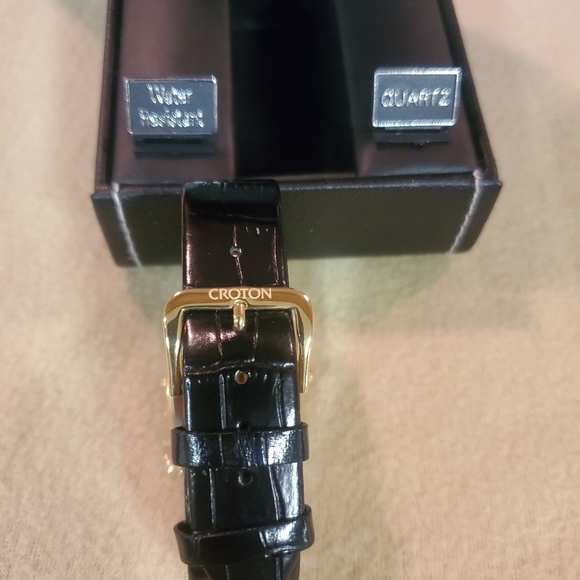 Croton's Men's Fine and Classy Time Piece - Picture 3 of 5